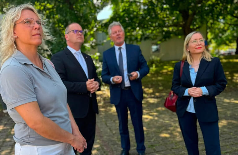 Zu Besuch bei Power Innovation mit Wirtschaftsminister Grant Hendrik Tonne