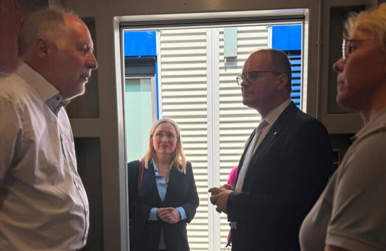 Zu Besuch bei Power Innovation mit Wirtschaftsminister Grant Hendrik Tonne